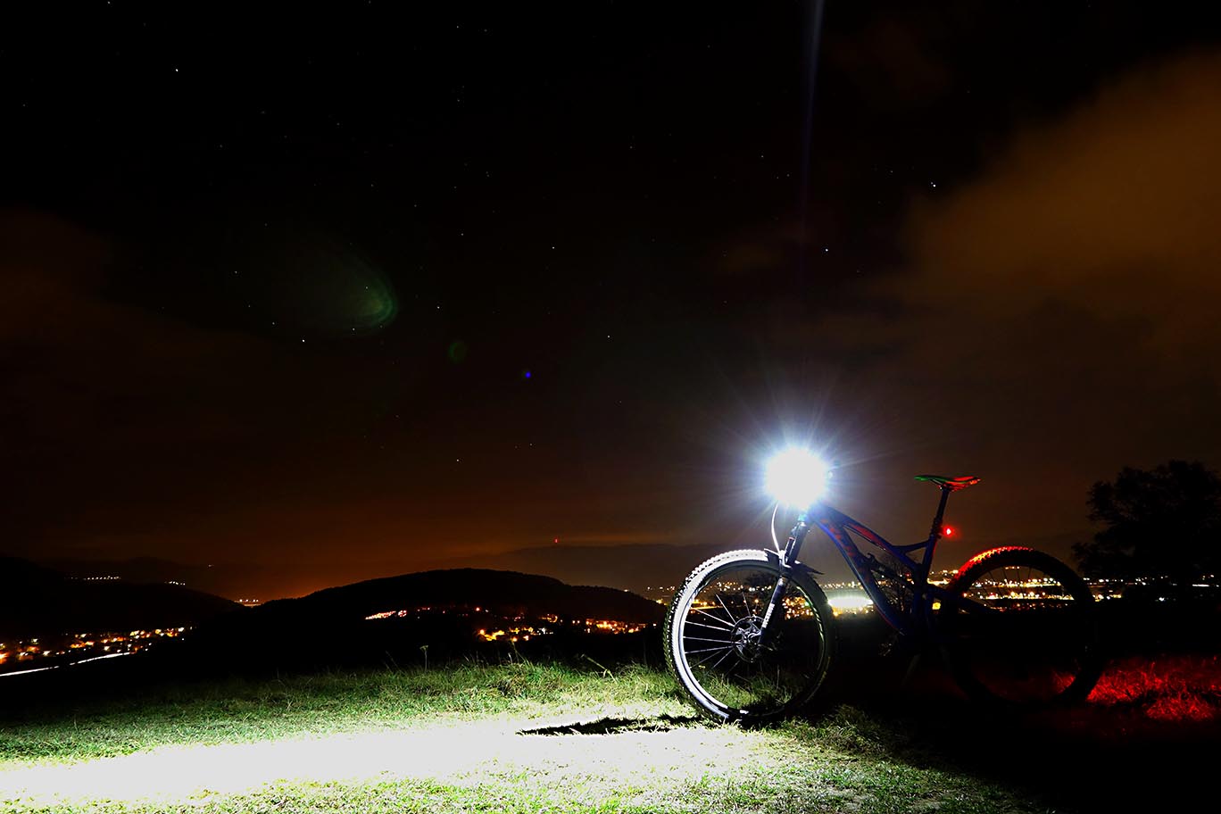 výkonné svetlo na bicykel Lezyne