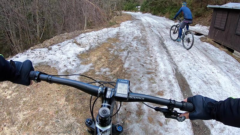 Gerlaching - Ivo Vydra v popredí bicykluje po snehu