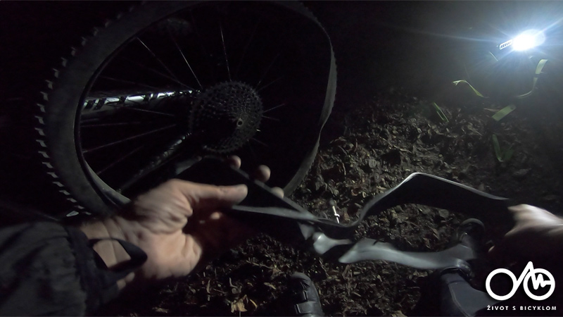 Použitie ručnej pumpy na bicykel v noci