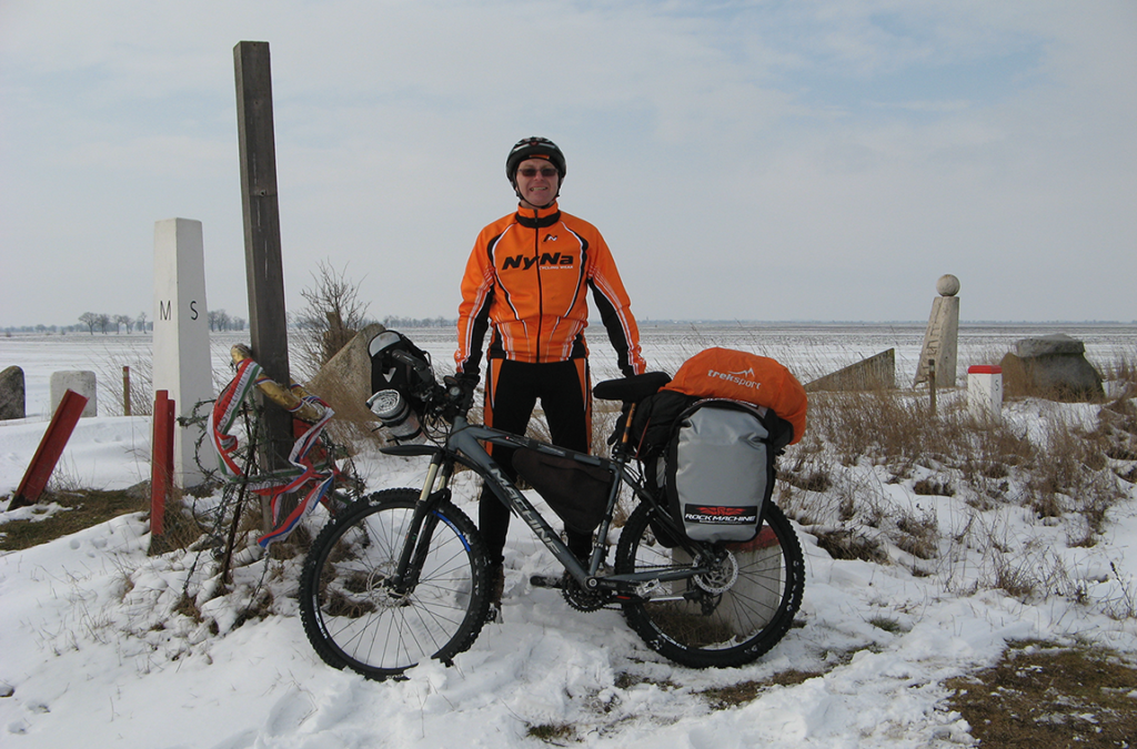 Peter na zimnej ceste okolo Slovenska